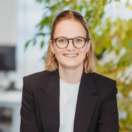 Bild von lächelnder, seriöser Frau mit Brille